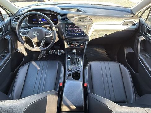 Used 2022 Volkswagen Tiguan SE w/ Panoramic Sunroof Package image 19