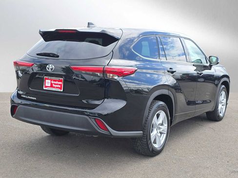 Used 2022 Toyota Highlander L FWD image 3