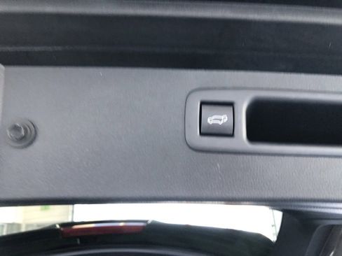 Certified 2024 Toyota Highlander XLE image 9