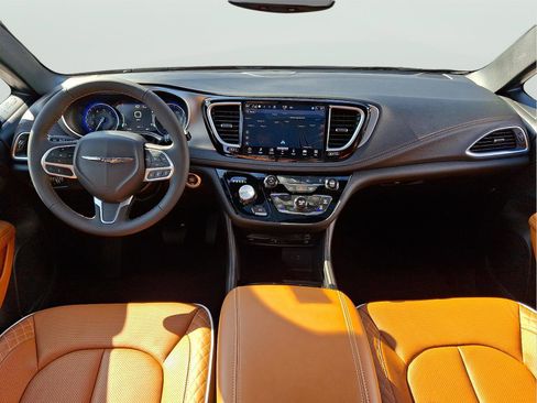 Used 2026 Chrysler Pacifica Pinnacle w/ Trailer Tow Group image 11