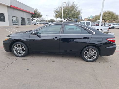 Used 2017 Toyota Camry SE image 4