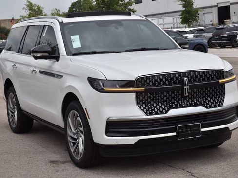 New 2026 Lincoln Navigator Reserve AWD/4WD image 3