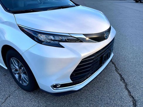Used 2024 Toyota Sienna XLE image 5