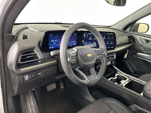 Used 2025 Chevrolet Traverse LT image 13