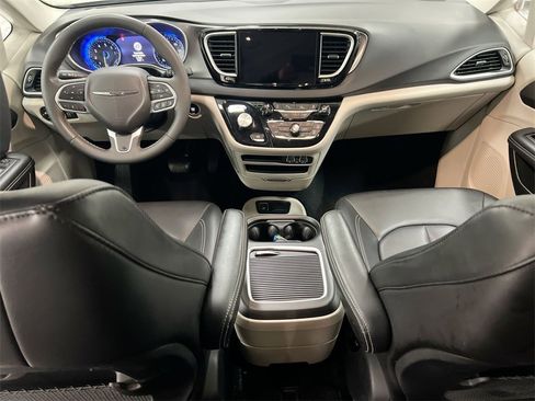 Used 2024 Chrysler Pacifica Touring-L image 10