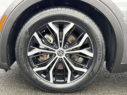 Used 2024 Toyota Crown Limited image 11