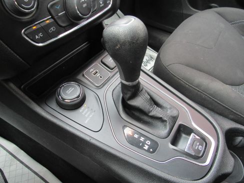 Used 2021 Jeep Cherokee Latitude w/ Mopar Interior Package AWD/4WD image 19