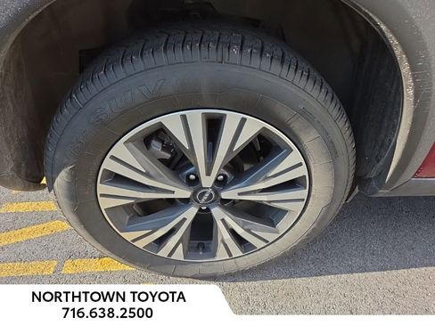 Used 2023 Nissan Rogue SV image 3