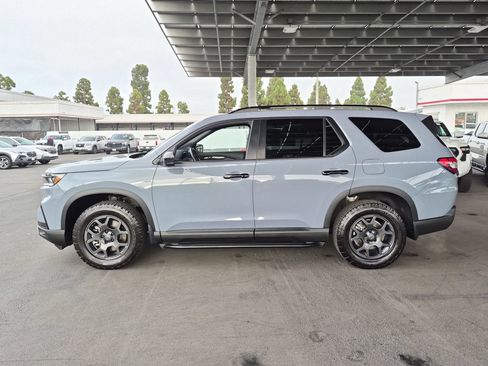 Used 2025 Honda Pilot TrailSport image 4