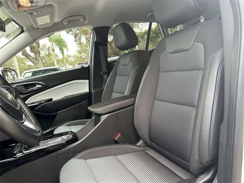Used 2025 Chevrolet Trax LT w/ LT Convenience Package image 13
