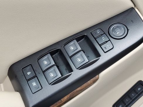 Used 2020 GMC Yukon Denali w/ Denali Premium Package RWD image 19