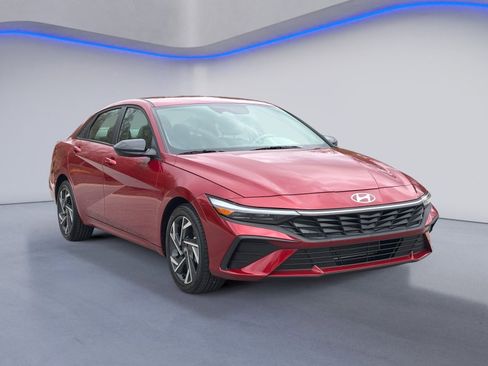 Certified 2025 Hyundai Elantra Sport FWD image 4