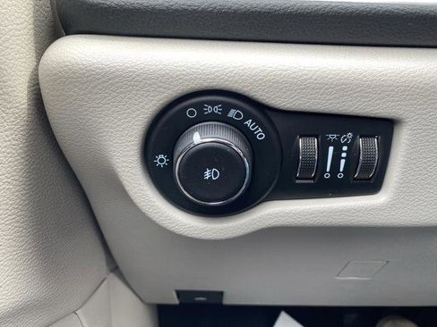 Used 2021 Chrysler Pacifica Touring-L FWD image 35