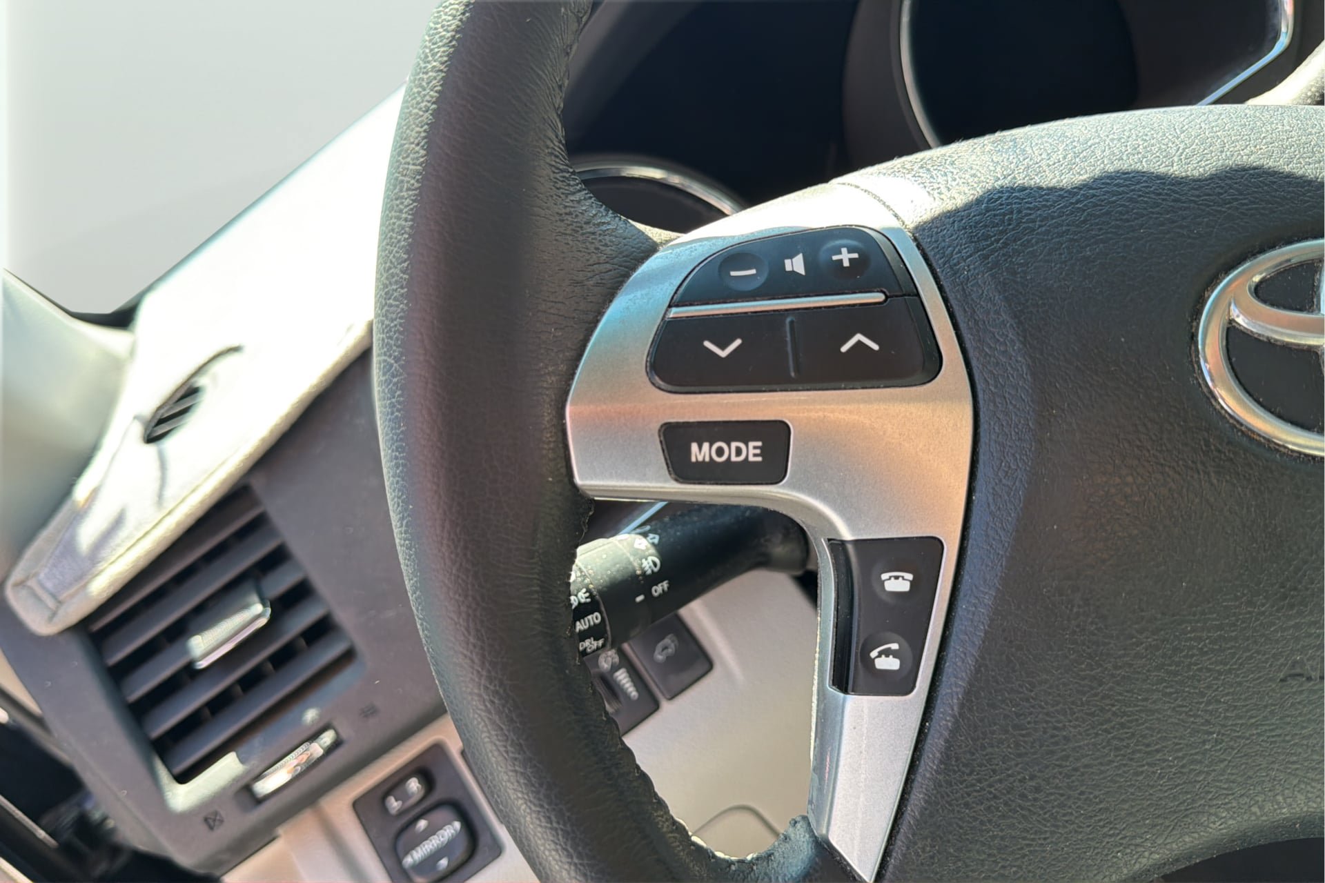 Used 2012 Toyota Highlander Limited w/ Tow Pkg FWD image 23