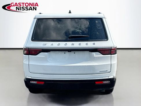 Used 2024 Jeep Wagoneer Series II w/ Flexible Seating Group RWD image 7