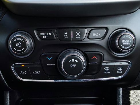 Used 2017 Jeep Cherokee Trailhawk w/ Cold Weather Group AWD/4WD image 34