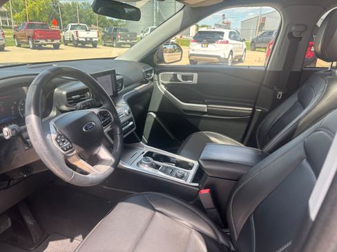 Used 2023 Ford Explorer XLT w/ Equipment Group 202A AWD/4WD image 11