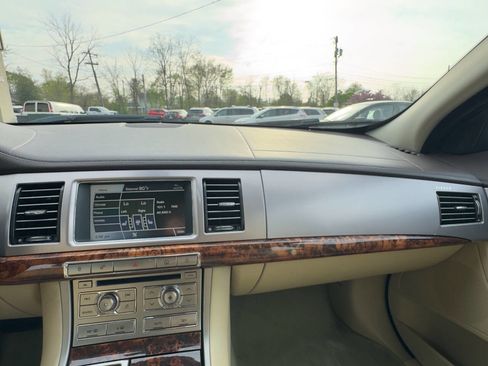Used 2009 Jaguar XF Luxury image 17