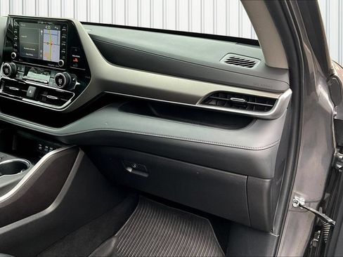 Used 2022 Toyota Highlander XLE AWD/4WD image 17