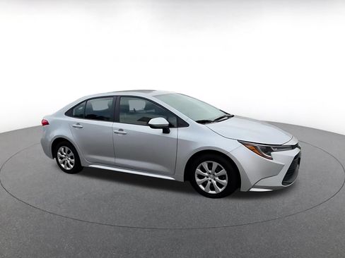 Used 2025 Toyota Corolla LE FWD image 2