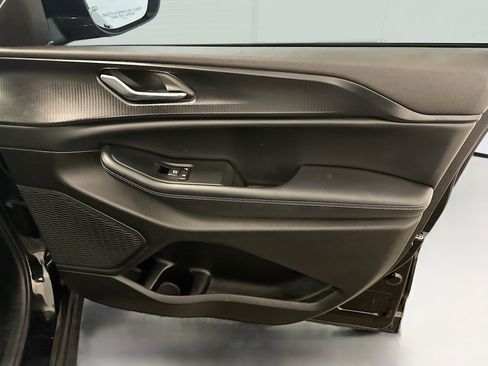 Used 2025 Jeep Grand Cherokee Altitude AWD/4WD image 33