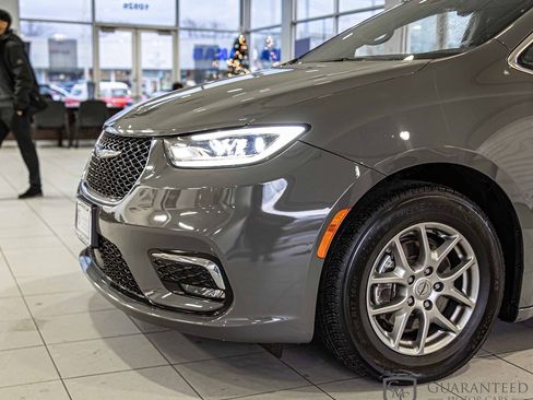 Used 2022 Chrysler Pacifica Touring image 5