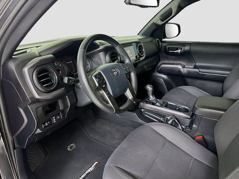 Used 2018 Toyota Tacoma TRD Sport AWD/4WD image 10