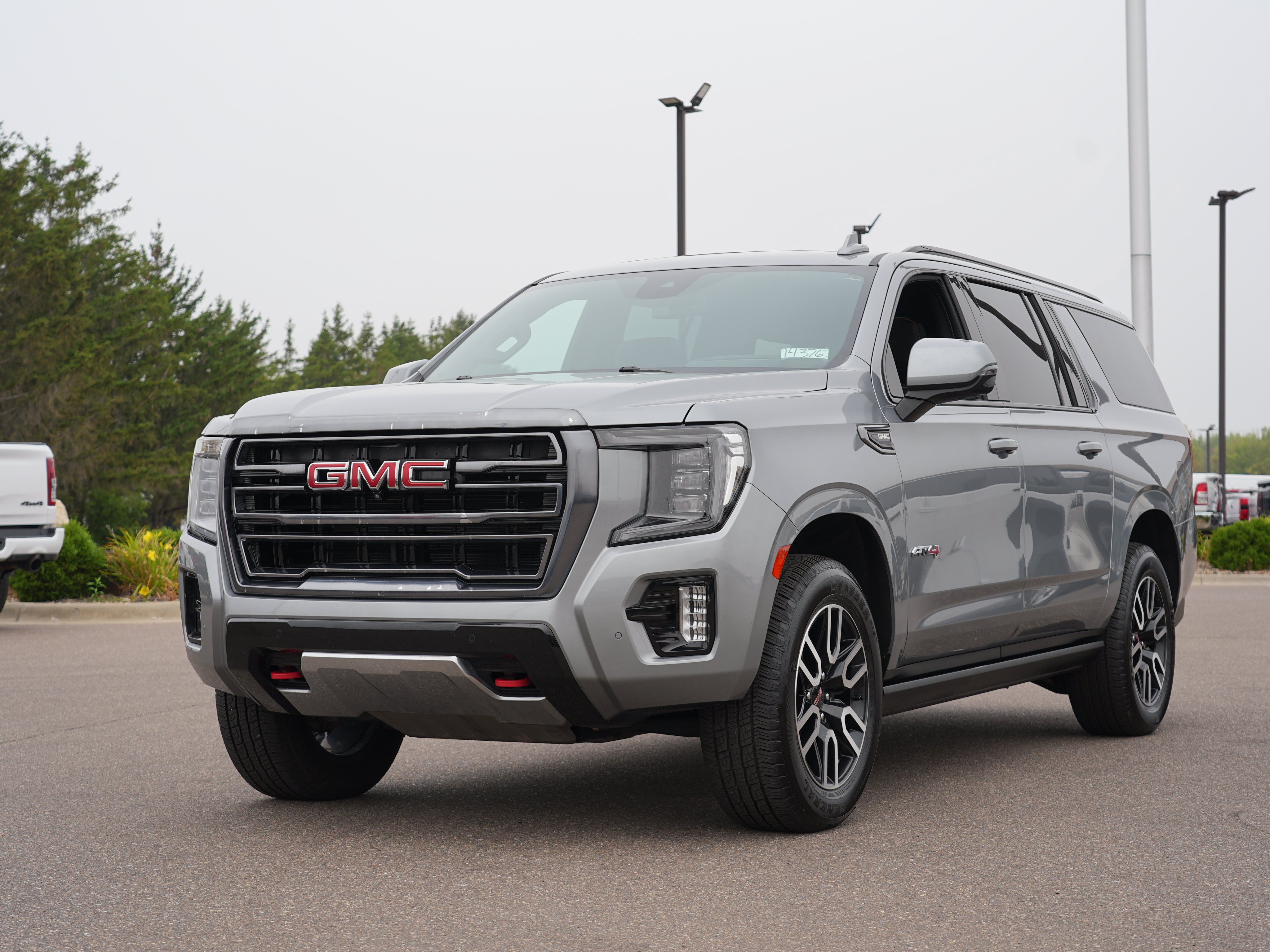 Used 2023 GMC Yukon XL AT4 w/ AT4 Premium Package AWD/4WD image 7
