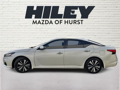 Used 2022 Nissan Altima 2.5 SV w/ SV Premium Package image 3