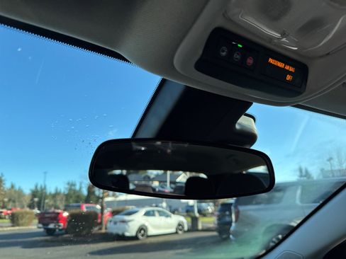 Used 2022 Chevrolet Bolt EUV LT w/ Comfort Package image 16