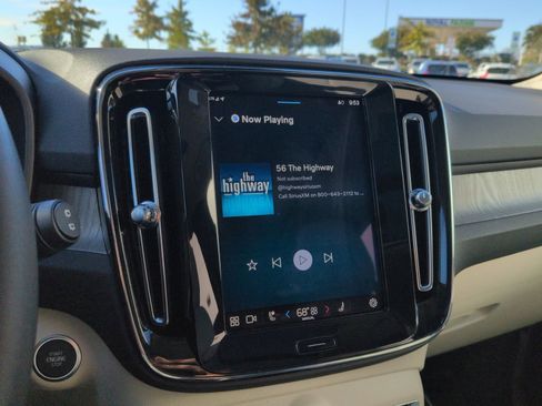 New 2025 Volvo XC40 B5 Ultra w/ Climate Package image 18