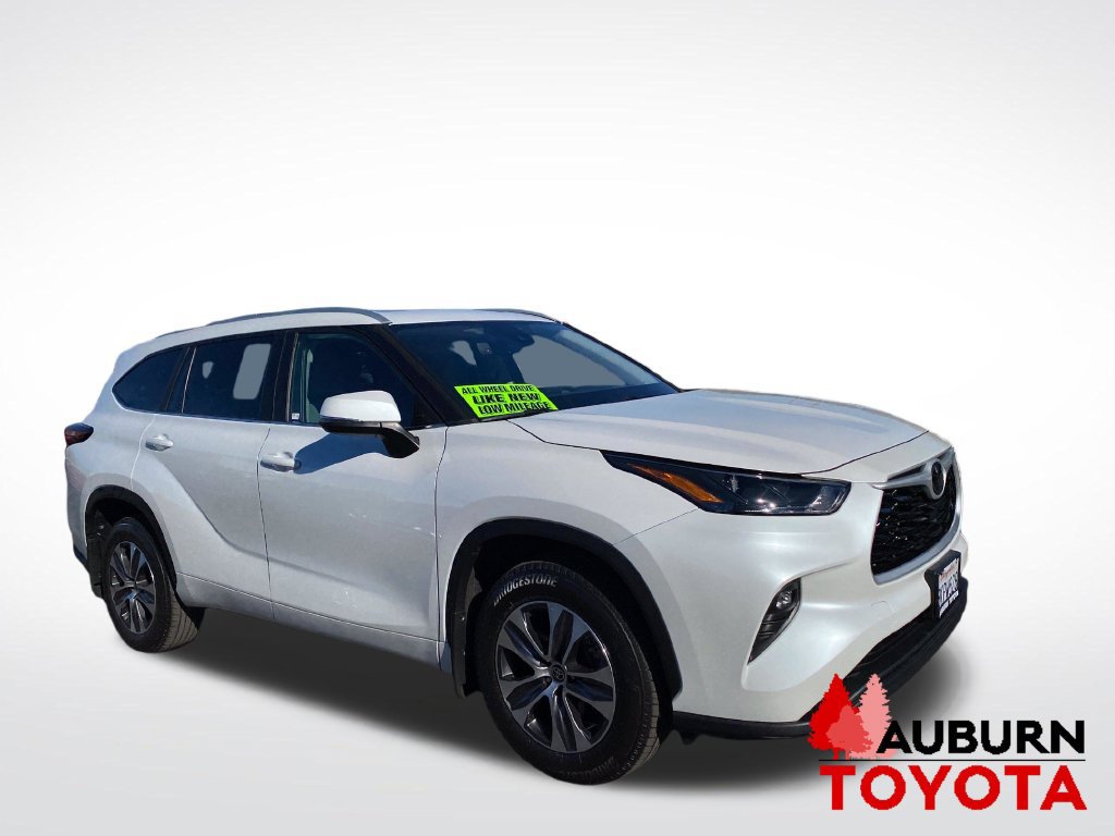 Used 2024 Toyota Highlander XLE AWD/4WD image 3