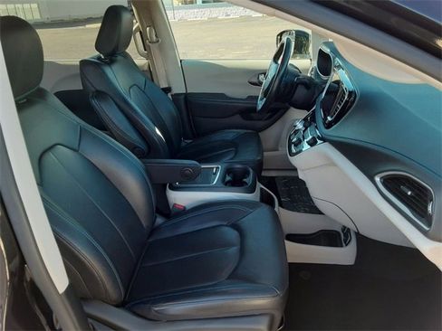 Certified 2021 Chrysler Pacifica Touring-L image 28