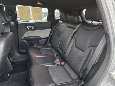 Used 2023 Jeep Compass Latitude w/ Mopar Graphics Package image 28