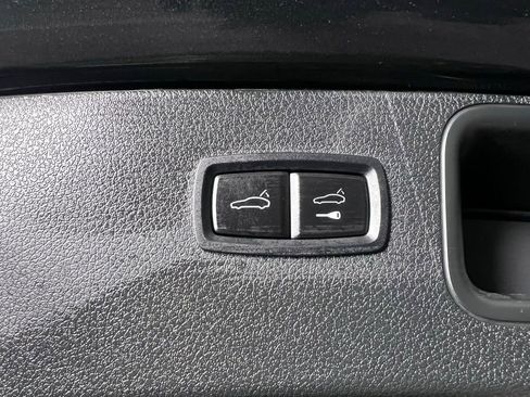 Certified 2026 Porsche Macan AWD/4WD image 18