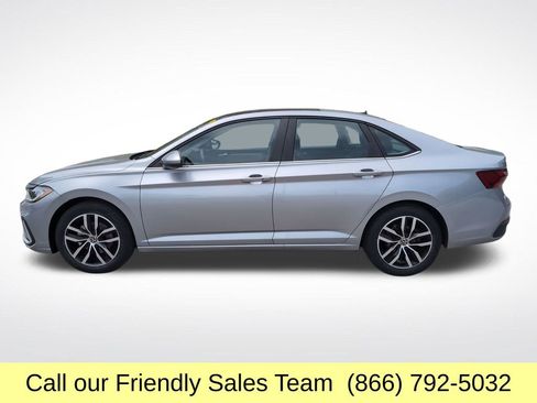 Used 2025 Volkswagen Jetta SE FWD image 2