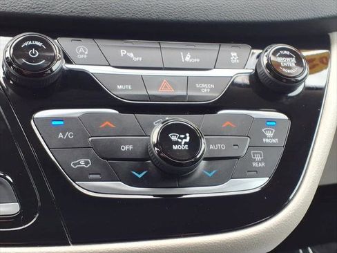 Used 2023 Chrysler Pacifica Touring-L FWD image 24