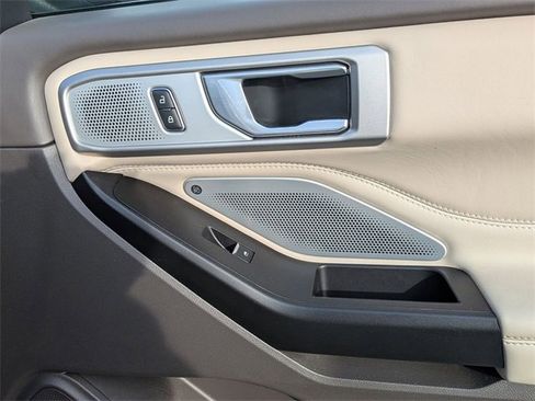 Used 2020 Ford Explorer Platinum w/ Premium Technology Package image 40