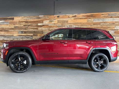 Used 2023 Jeep Grand Cherokee Limited w/ Black Appearance Package AWD/4WD image 20