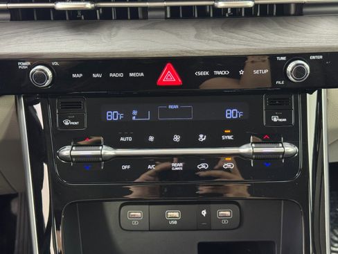 Used 2024 Kia Carnival EX image 16