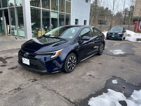 Used 2025 Toyota Corolla LE image 1