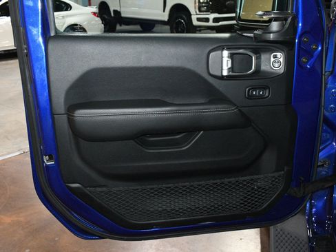 Used 2018 Jeep Wrangler Unlimited Sahara AWD/4WD image 43
