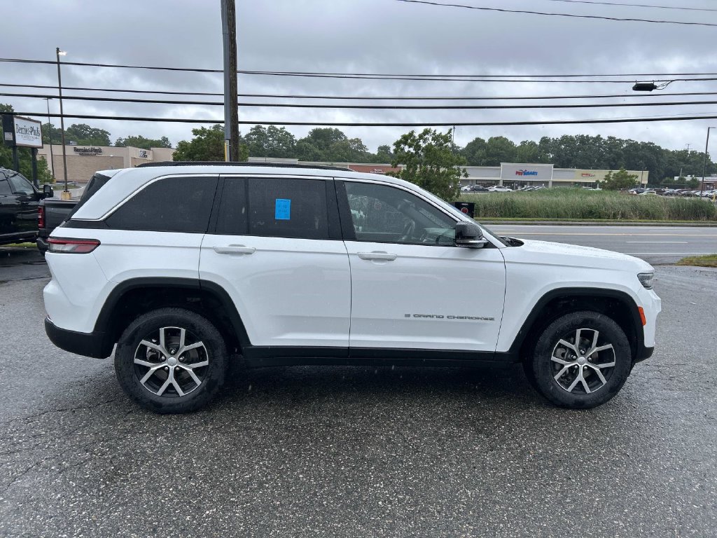 Certified 2024 Jeep Grand Cherokee Limited AWD/4WD image 2