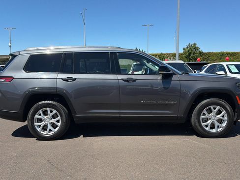 Used 2023 Jeep Grand Cherokee L Limited AWD/4WD image 3