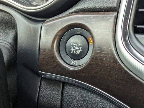 Used 2018 Jeep Grand Cherokee Limited image 27