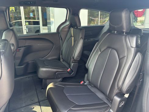 New 2027 Chrysler Pacifica Select FWD image 15