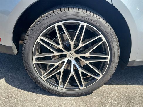 Used 2025 Porsche Macan image 12
