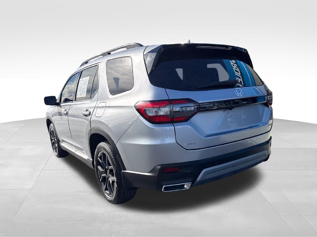 Used 2025 Honda Pilot Touring image 3