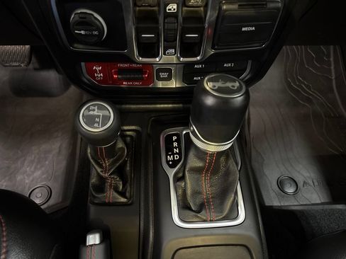 Used 2019 Jeep Wrangler Unlimited Rubicon w/ Cold Weather Group AWD/4WD image 16