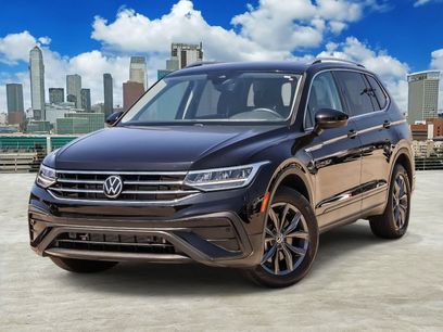 Used 2023 Volkswagen Tiguan SE w/ Panoramic Sunroof Package